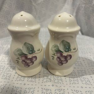 Vintage Pfaltzgraff Salt/Pepper shakers. Grape vine